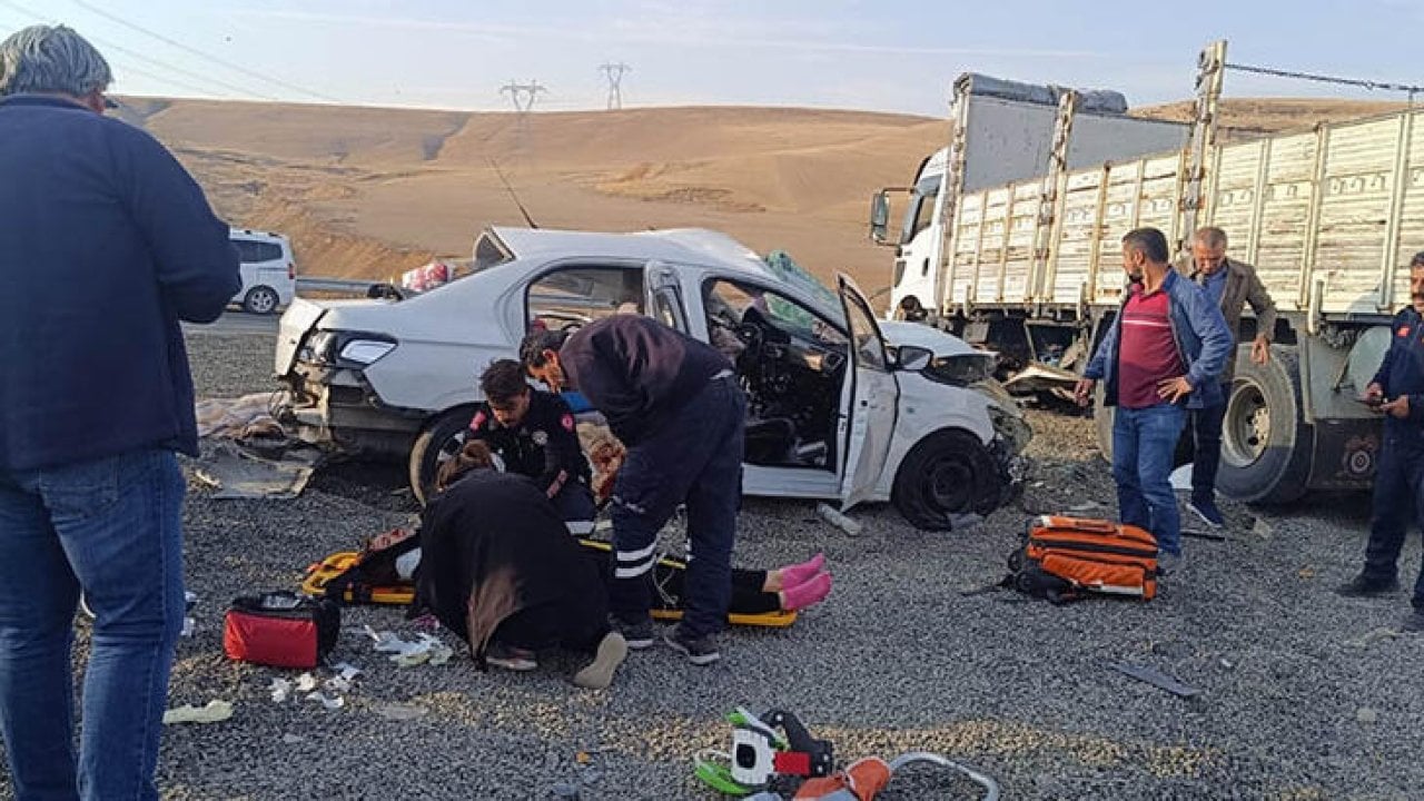Ağrı'da kamyon ile otomobil çarpıştı: İki kişi öldü, biri çocuk iki kişi yaralandı