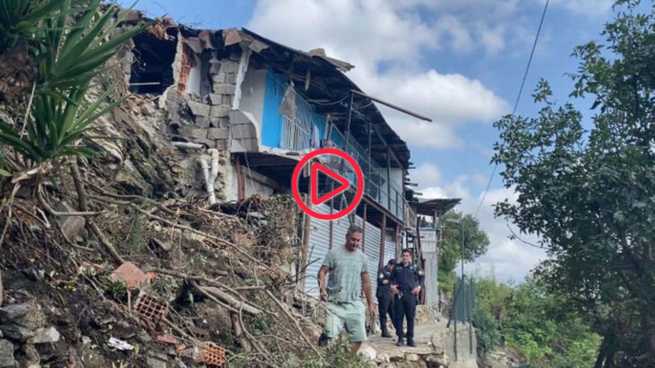 Beşiktaş'ta yerinden kopan kaya parçaları evlerin üzerine düştü