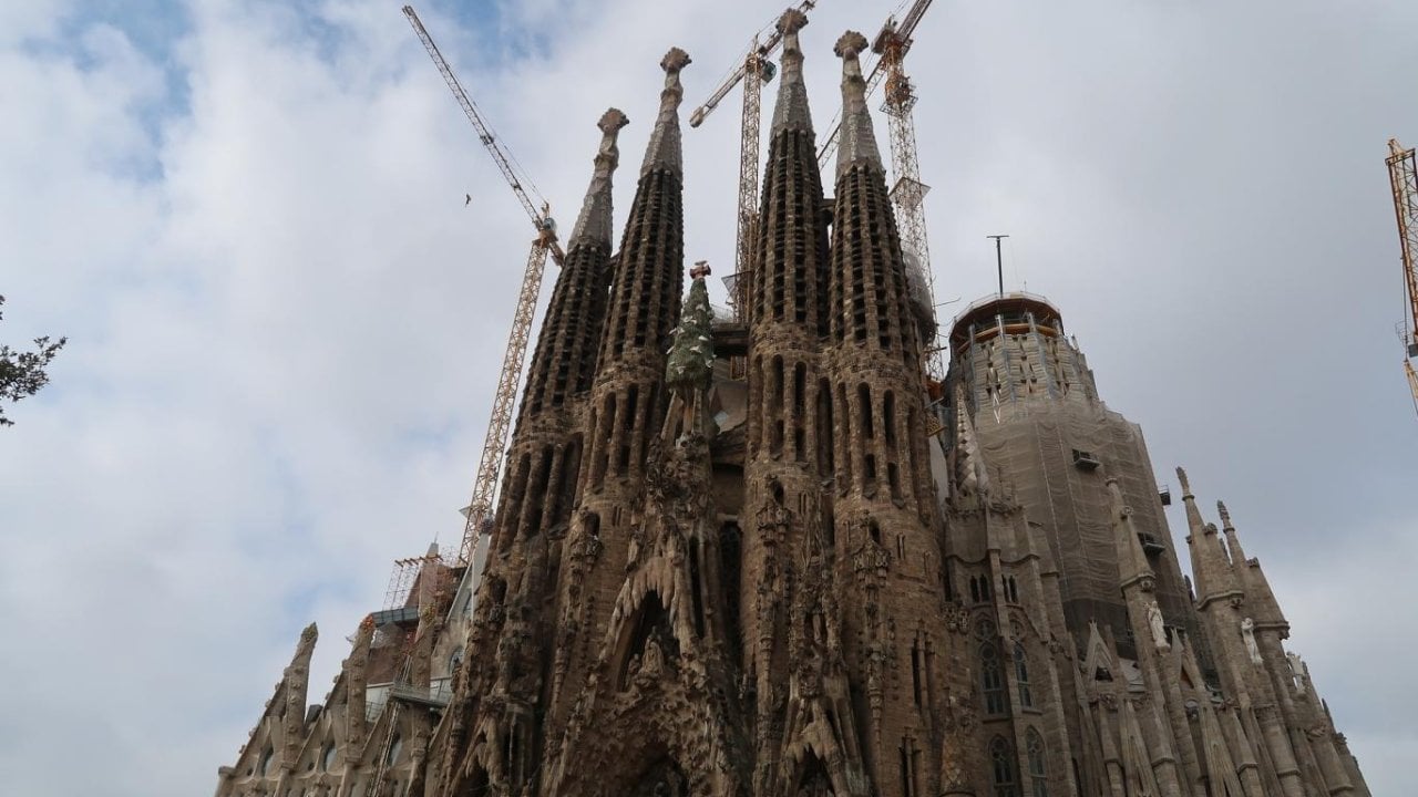 140 yıldır inşaat halinde: Barselona'nın simgesi Sagrada Familia'nın dört kulesi tamamlandı