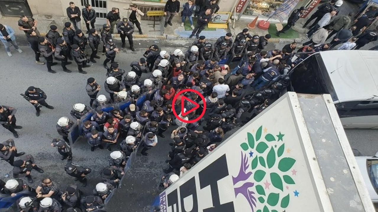 İstanbul'da gözaltı ve polis saldırısına karşı oturma eylemi