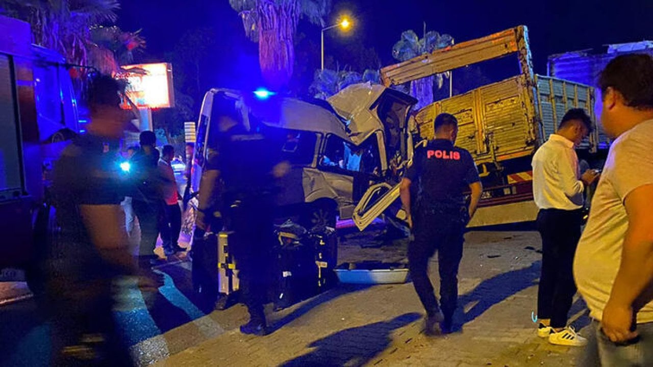 Antalya'da tur minibüsü, kamyona çarptı: İsviçreli doktor öldü, 11 yaralı
