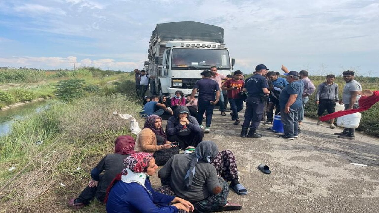 Mersin'de tarım işçilerini taşıyan minibüs kanala devrildi: Üçü ağır, 10 yaralı