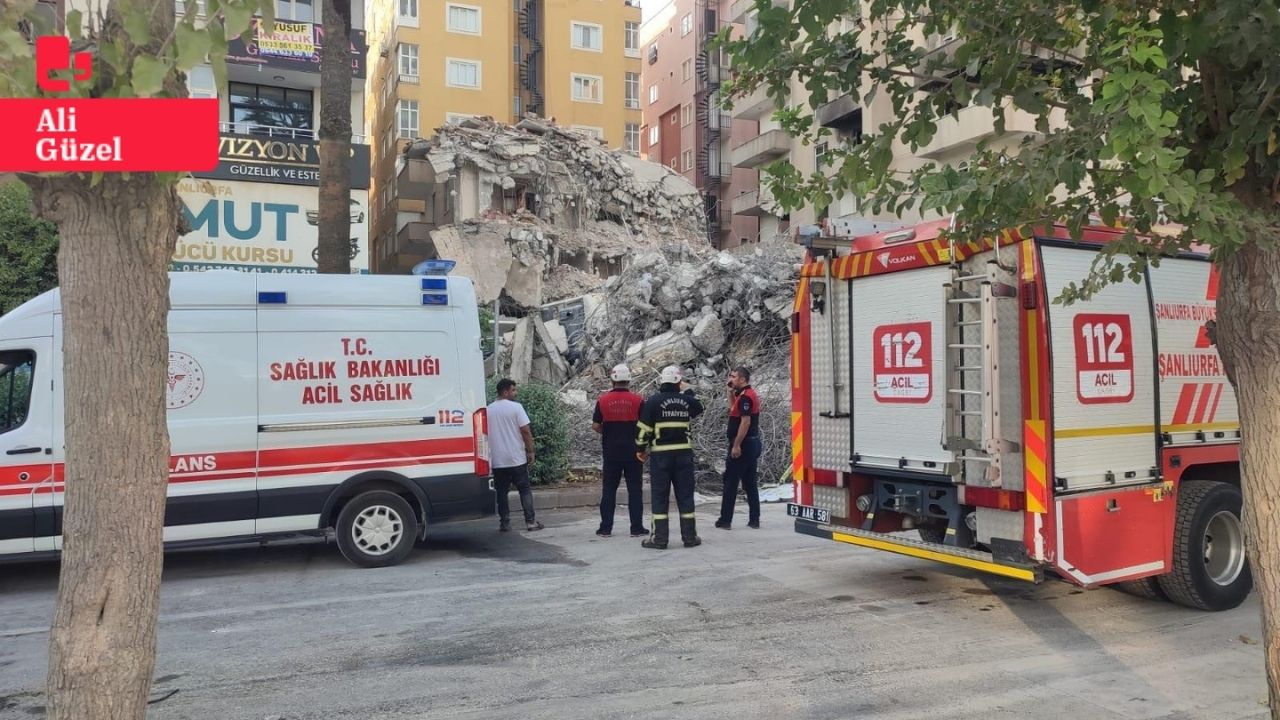 Urfa'da hasarlı bina yıkımında göçük: Kepçe operatörü yaralandı