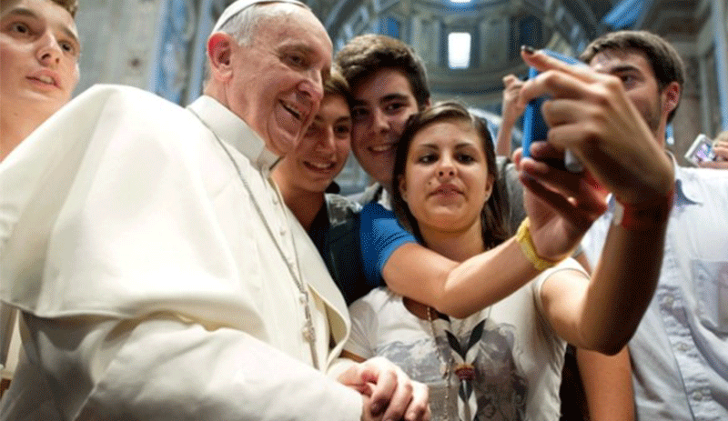 Papa'dan 'selfie' yasağı