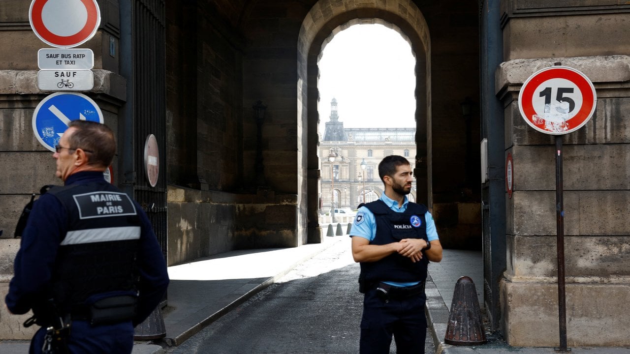 Fransa 'terörle mücadele' için 7 bin asker görevlendiriliyor: Louvre Müzesi bomba ihbarı sonrası kapatıldı