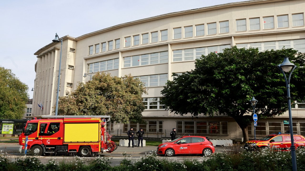 Fransa'da öğretmenin öldürüldüğü okulda bomba ihbarı