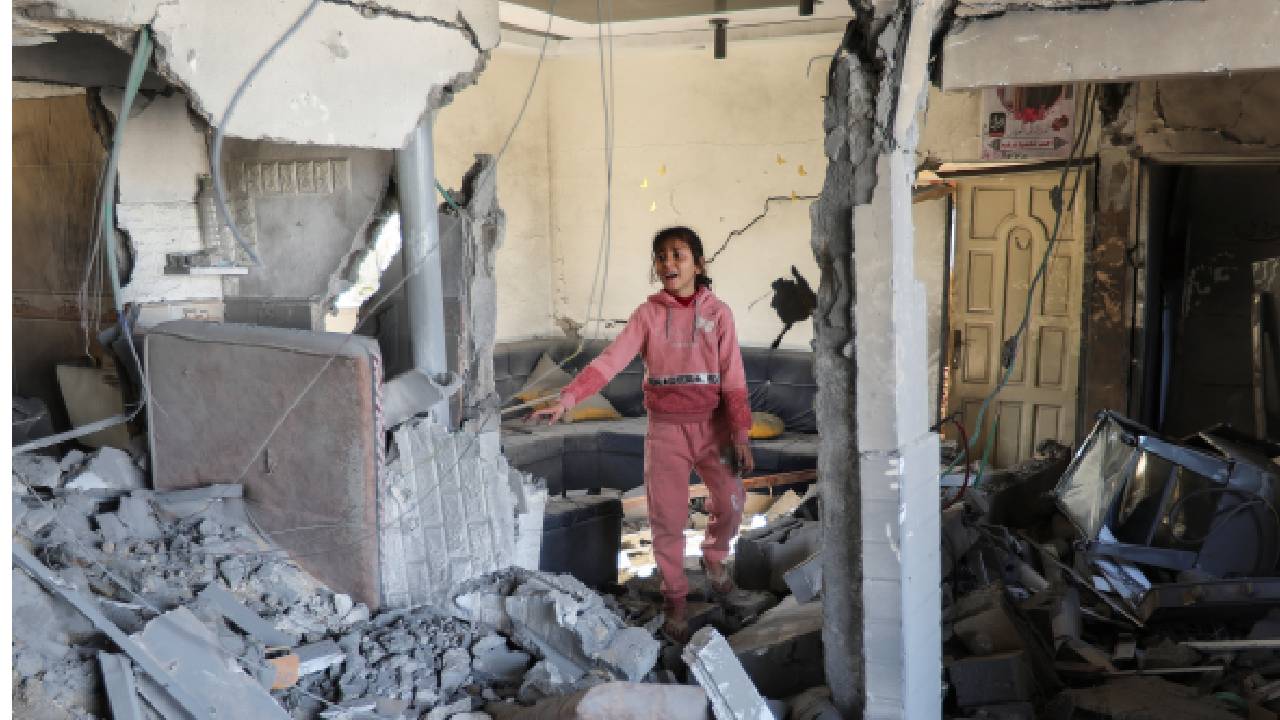 Gazze'de toplam ölü sayısının 18 bin 800'e çıkmasının ardından hava saldırılarında onlarca ölü