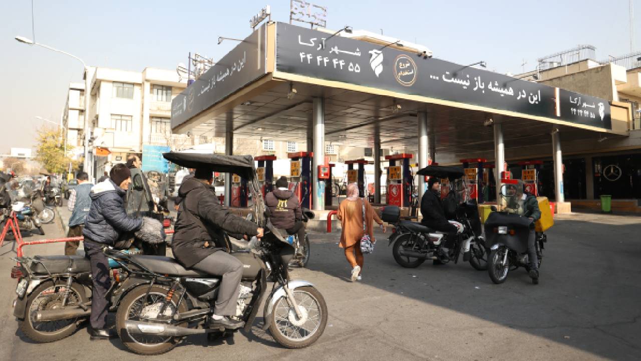 İran'da siber saldırı nedeniyle yüzlerce benzin istasyonu devredışı: Sorumluluğu İsrail bağlantılı 'Yırtıcı Serçe' üstlendi