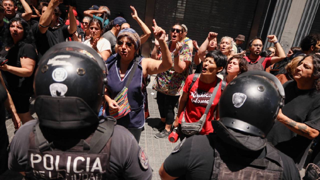 Arjantinliler 'şok terapisine' karşı sokağa döküldü: Milei, polis müdahalesinin faturasını protestoculara göndereceğini açıkladı
