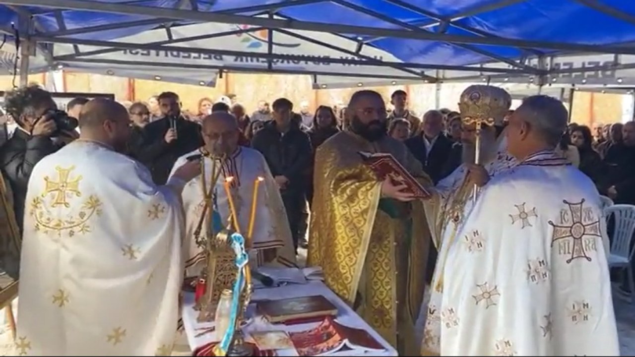 Hatay'da yıkılan kilisenin enkazında Noel ayini