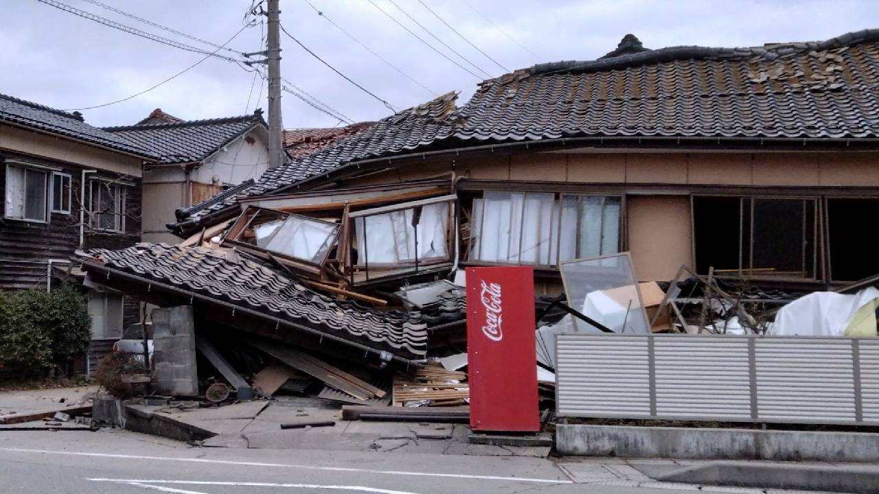 Japonya'da 7.6 büyüklüğünde deprem tsunami tetikledi, halka kıyı bölgelerini terk etme uyarısı yapıldı