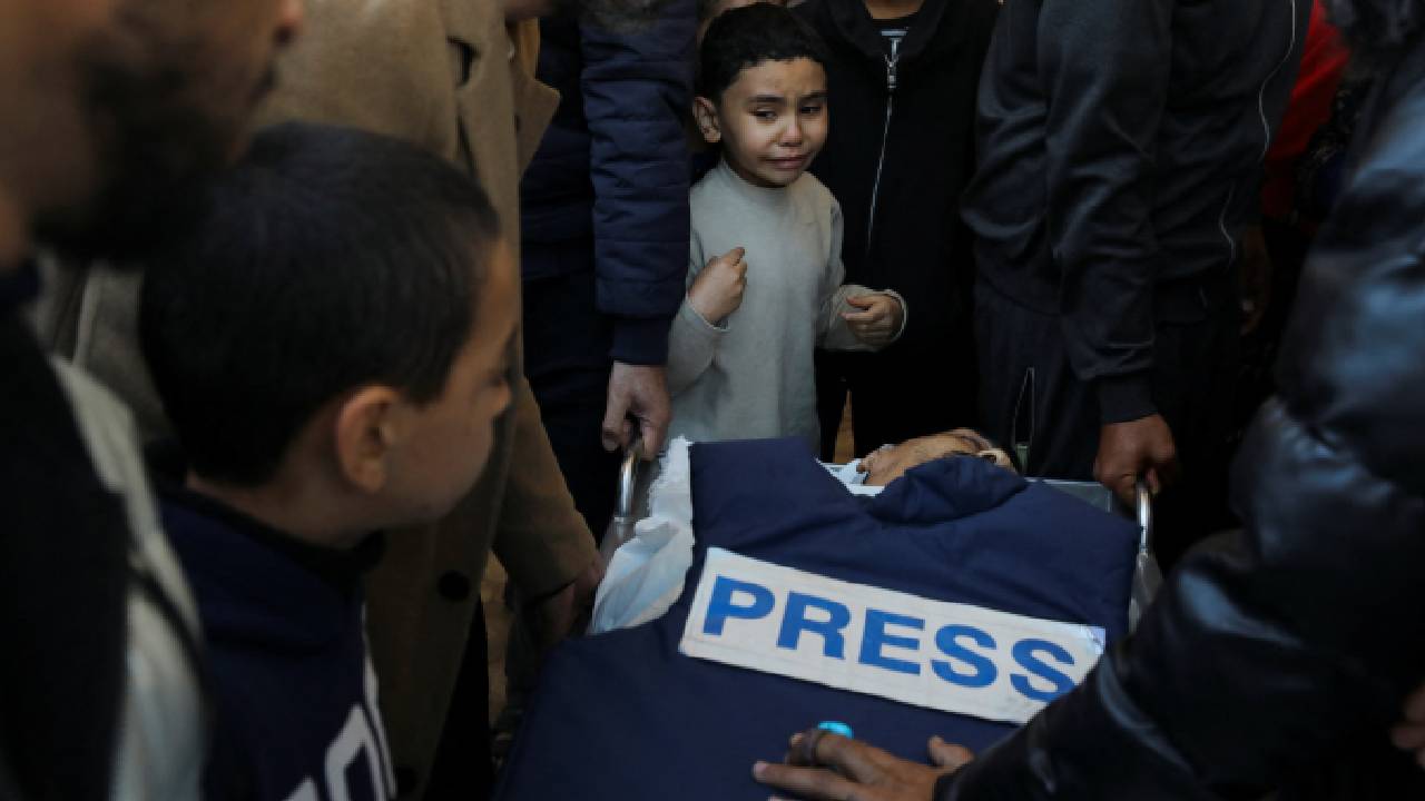 Gazze'de ölü sayısı 22 bin 722'ye çıktı: Filistinli gazeteci, İsrail saldırısında ailesinin öldürüldüğü haberini geçti