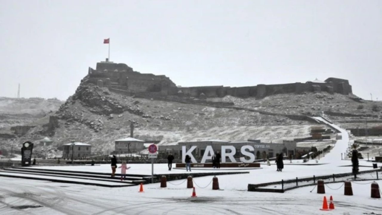 Kars'ta kar ve tipi nedeniyle 120 köy yolu ulaşıma kapandı