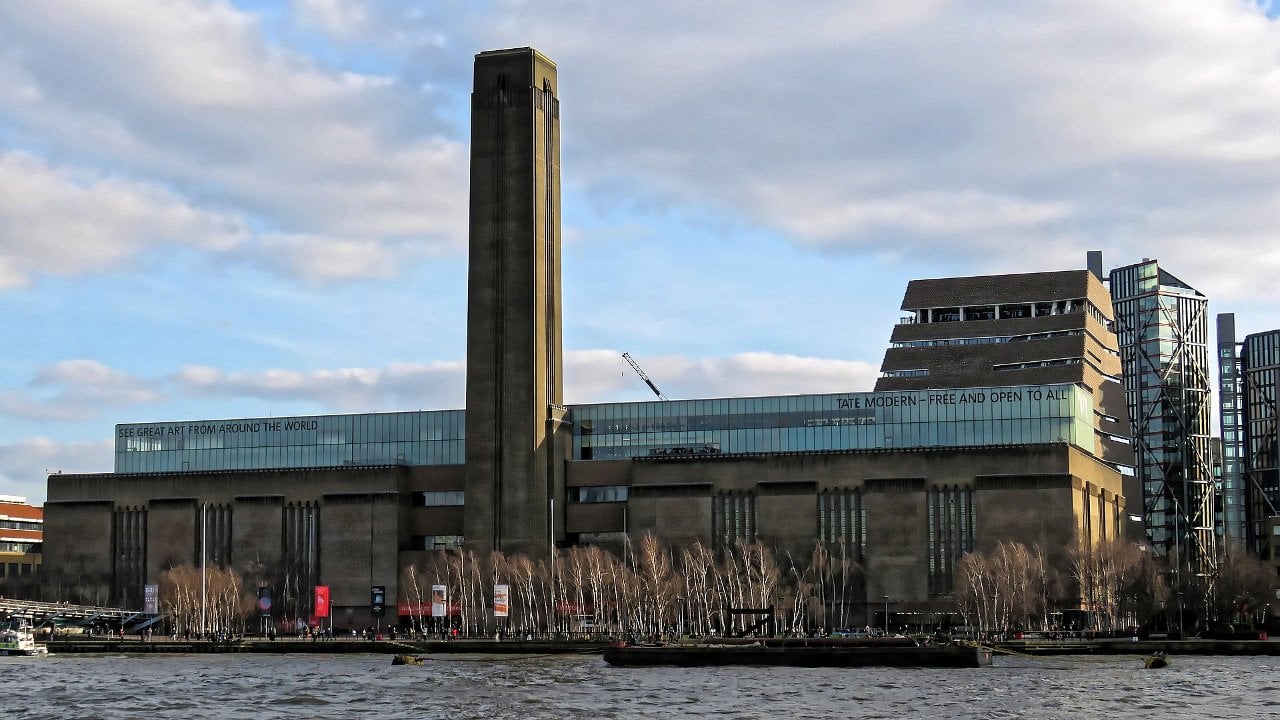 Londra'da Tate Modern binasından düşen bir kişi öldü