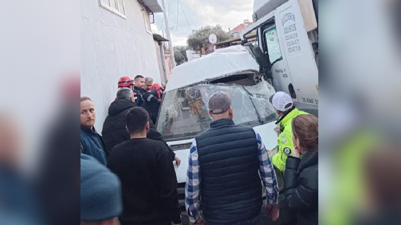 İzmir'de fabrika işçilerini taşıyan minibüs kaza yaptı: Üç ölü, 15 yaralı