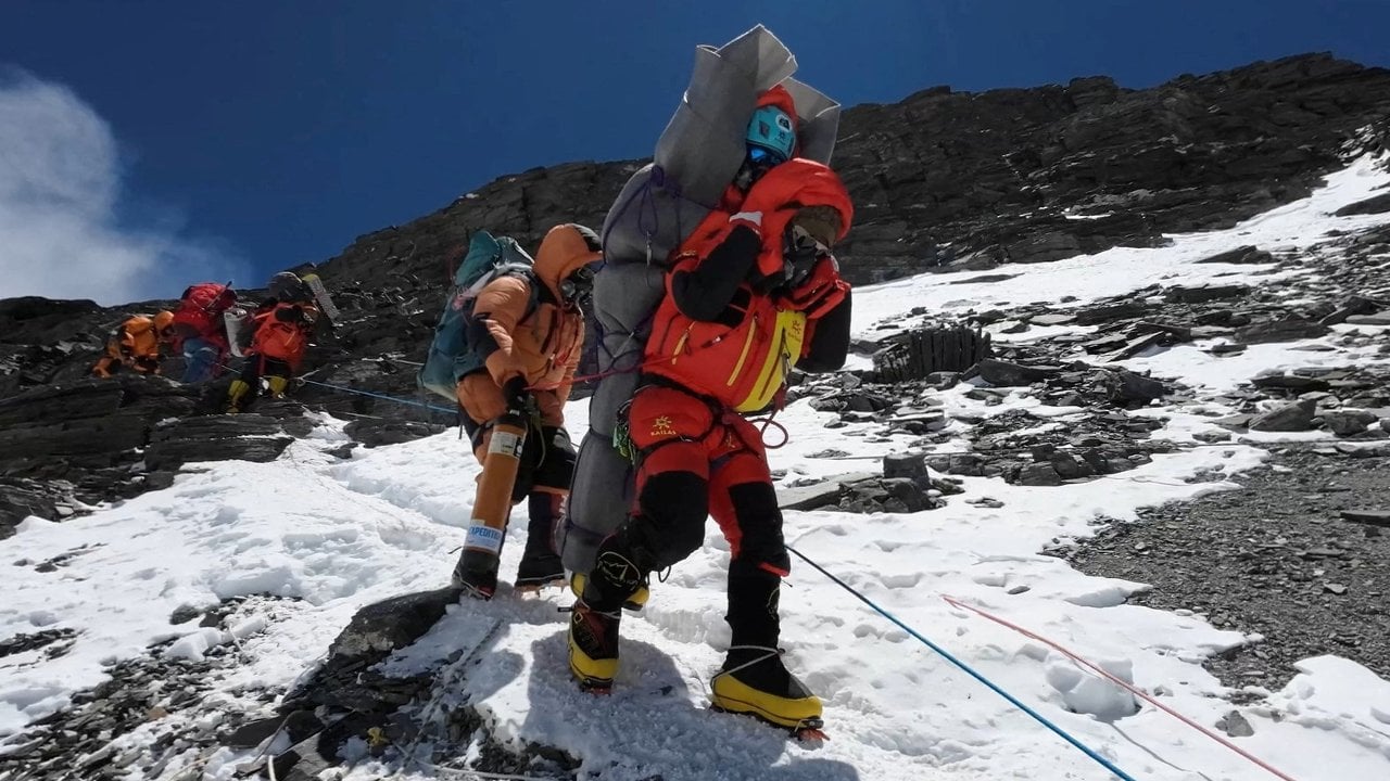 Everest Dağı'na dışkı bırakmak yasaklanıyor: Torbalar dönüşte kontrol edilecek
