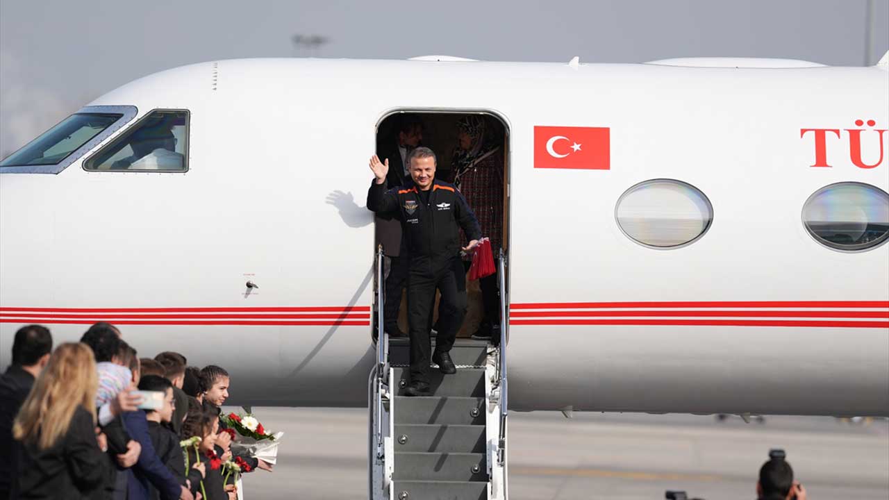 Alper Gezeravcı Türkiye'ye döndü: Yaptığımızın uzay seyahati olmadığını rahatlıkla söyleyebilirim