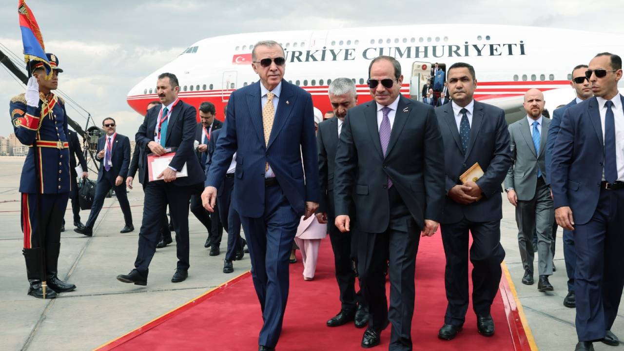 Erdoğan 12 yıl sonra Mısır'da: Sisi karşıladı