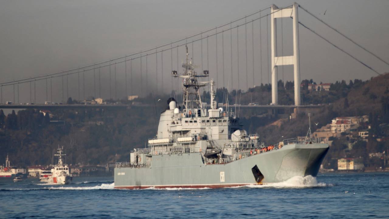 Ukrayna, Boğaz'dan geçiş şekliyle gündem olan Rus çıkarma gemisini Kırım açıklarında batırdığını duyurdu