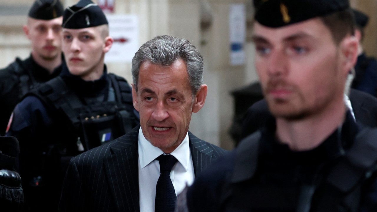 Sarkozy'ye bir yıl hapis cezası: Elektronik kelepçe takabilir