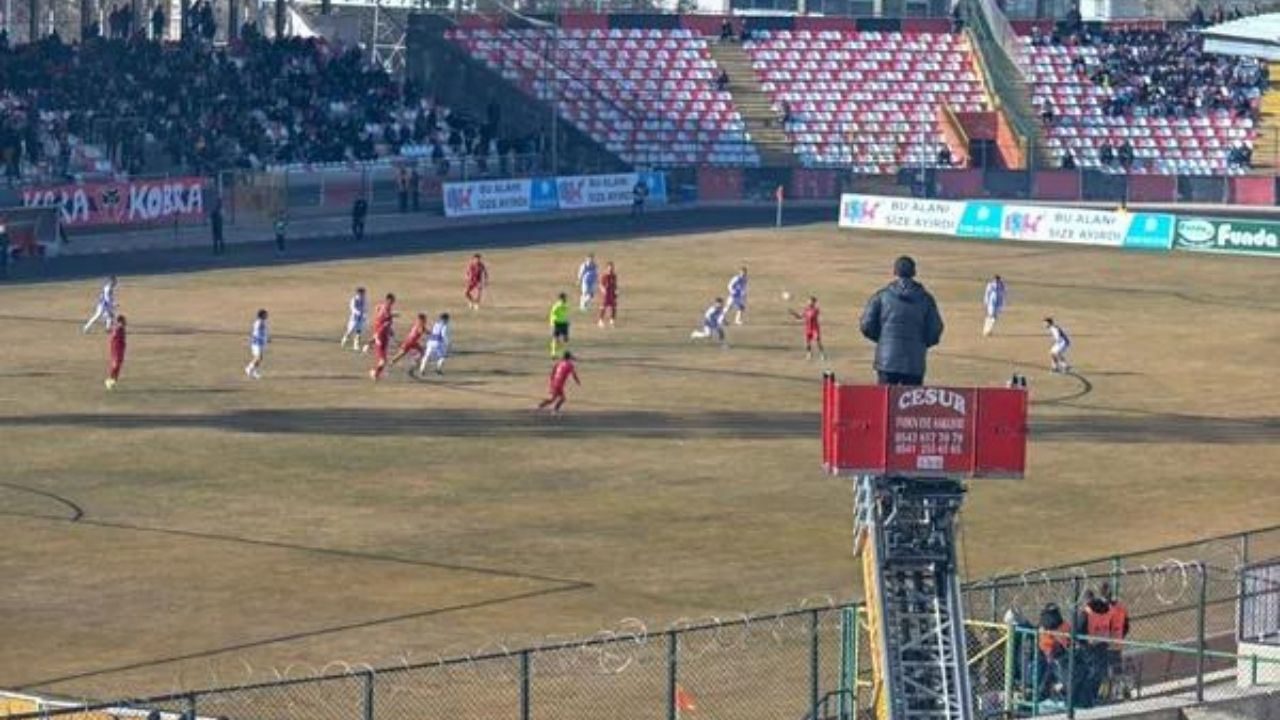 Ceza alan başkan sahaya giremeyince çareyi yük asansöründe buldu