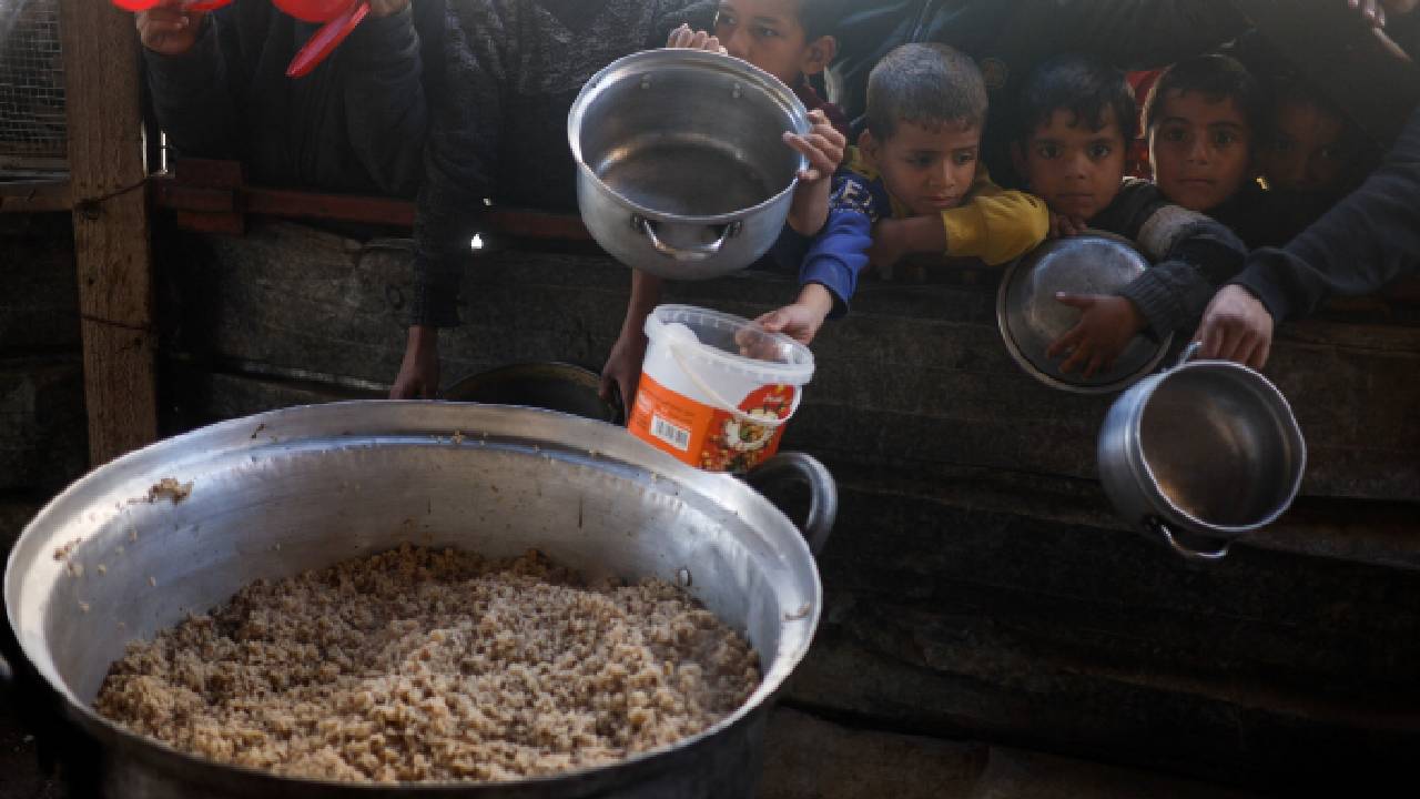 İsrail katliamı ve kıtlığı kol kola: Açlıktan ölen Filistinli sayısı 20'ye çıktı