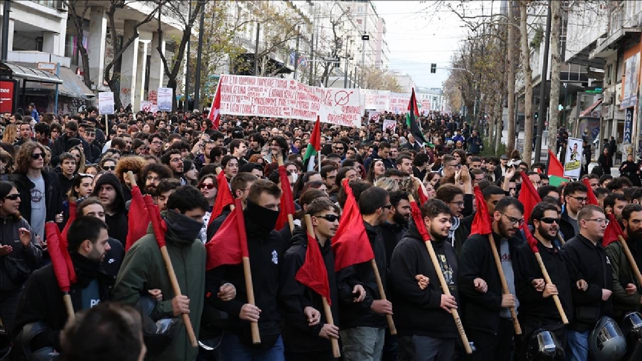 Yunanistan'da öğrencilerin protestolarını dikkate almayan Miçotakis, özel üniversite yasasını parlamentodan geçirdi