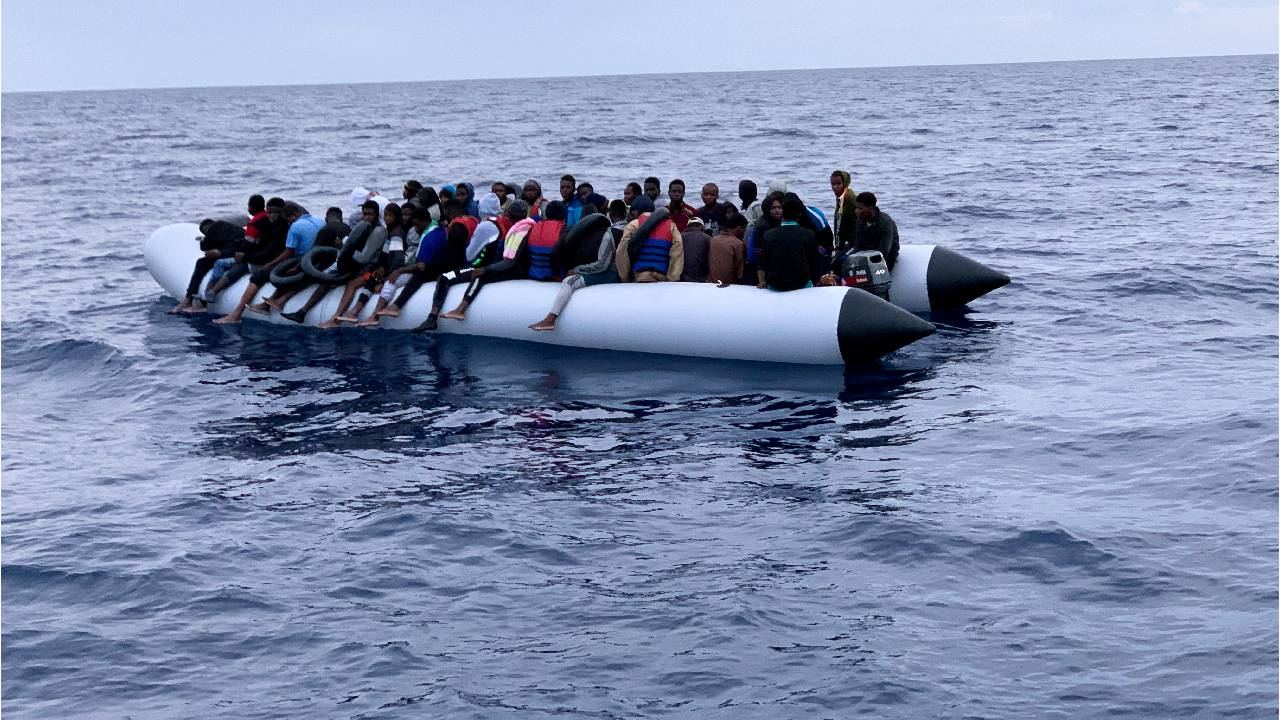 Libya'dan İtalya'ya giden bottan kurtarılan göçmenler, içlerinden 60'ının öldüğünü söyledi