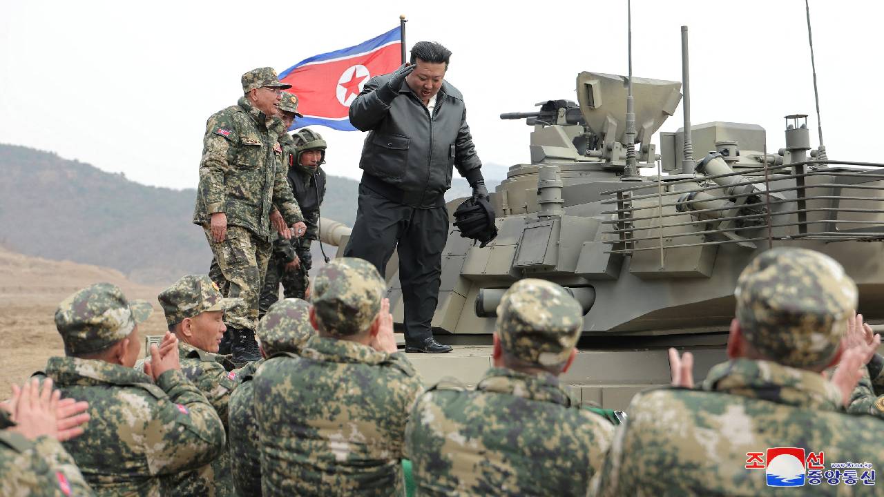'Tank şoförü' Kim'den ordu birliklerine 'savaşa hazırlıklı olun' emri