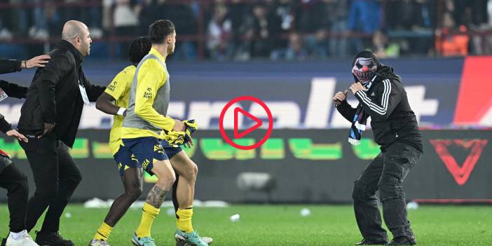 Fenerbahçe-Trabzonspor maçında olay: Sahaya giren taraftarlar fenerbahçeli futbolculara saldırdı