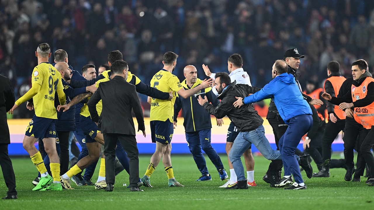 Fenerbahçe Trabzonspor maçında saha karıştı, TFF'den açıklama: Gerekli cezai müeyyide uygulanacağından kimsenin şüphesi olmasın