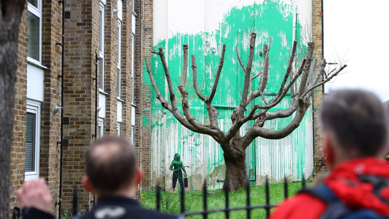 Banksy, bu sabah ortaya çıkan ağaç resmini kendisini yaptığını doğruladı