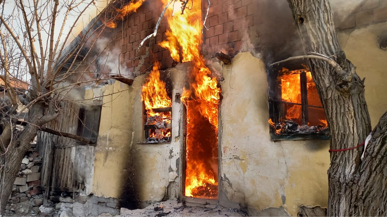 Ankara'da müstakil bir evde yangın: 6 yaşındaki çocuk öldü