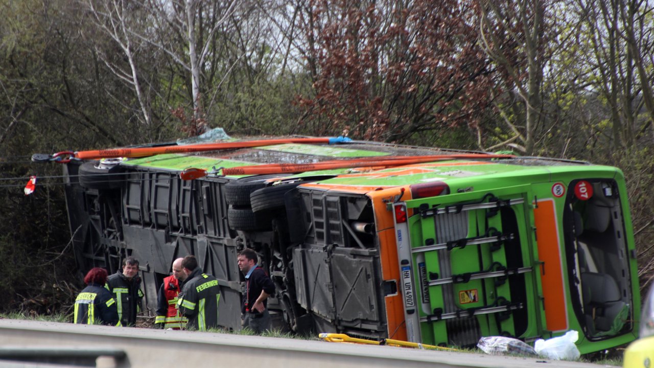 Almanya'da otobüs kazası: En az beş kişi öldü