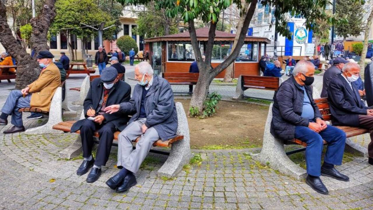 DİSK-AR: Türkiye'de yaşlılarda yoksulluk oranı 3 yılda iki kat arttı