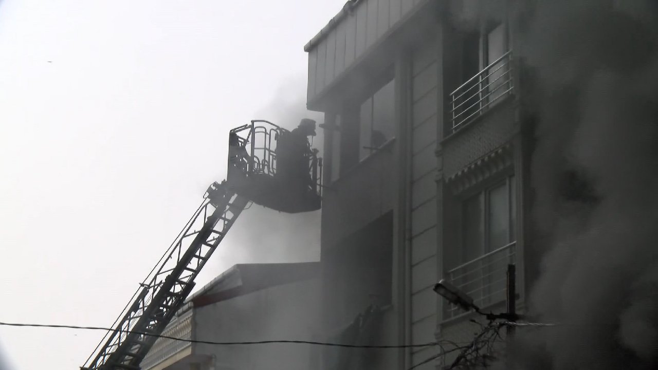 Esenyurt'ta 5 katlı binada yangın: Üç kişi kurtarıldı, bir itfaiye eri yaralandı