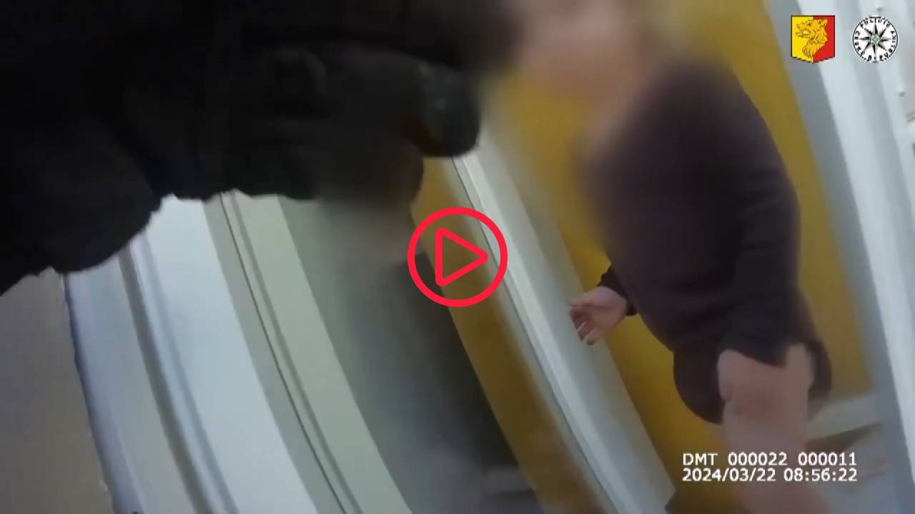 Prag’da bir bebek apartmanın pencere pervazına tırmandı