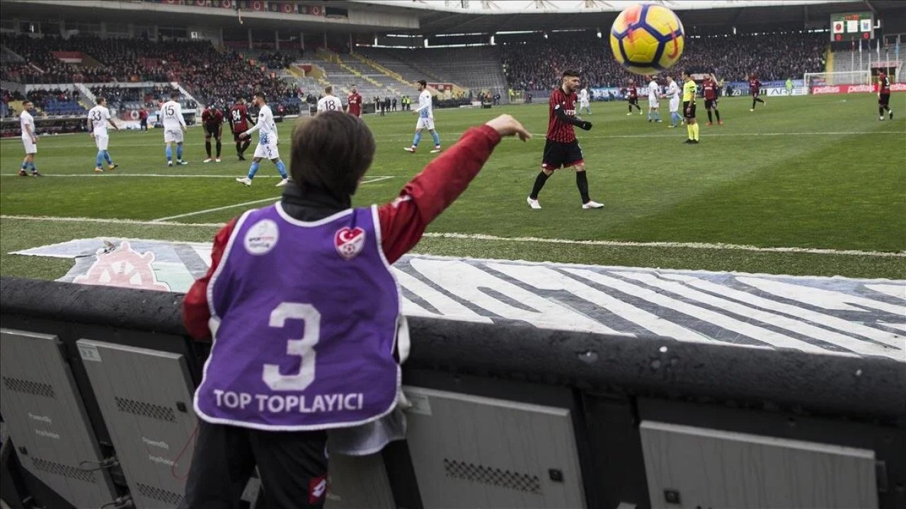 Premier Lig'de yeni karar: Top toplayıcıların topu futbolculara geri vermesi yasaklandı
