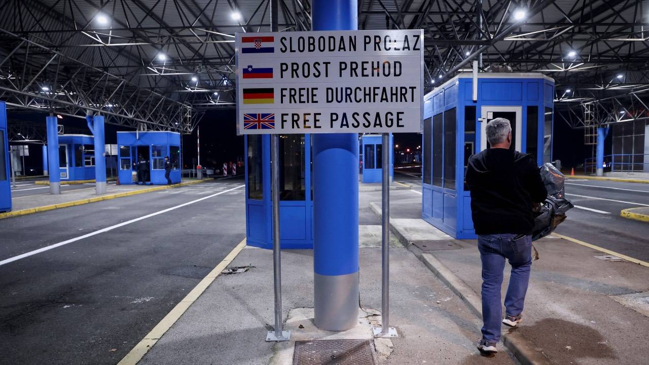Bulgaristan ve Romanya 17 yıl bekledikten sonra Schengen'e girdi