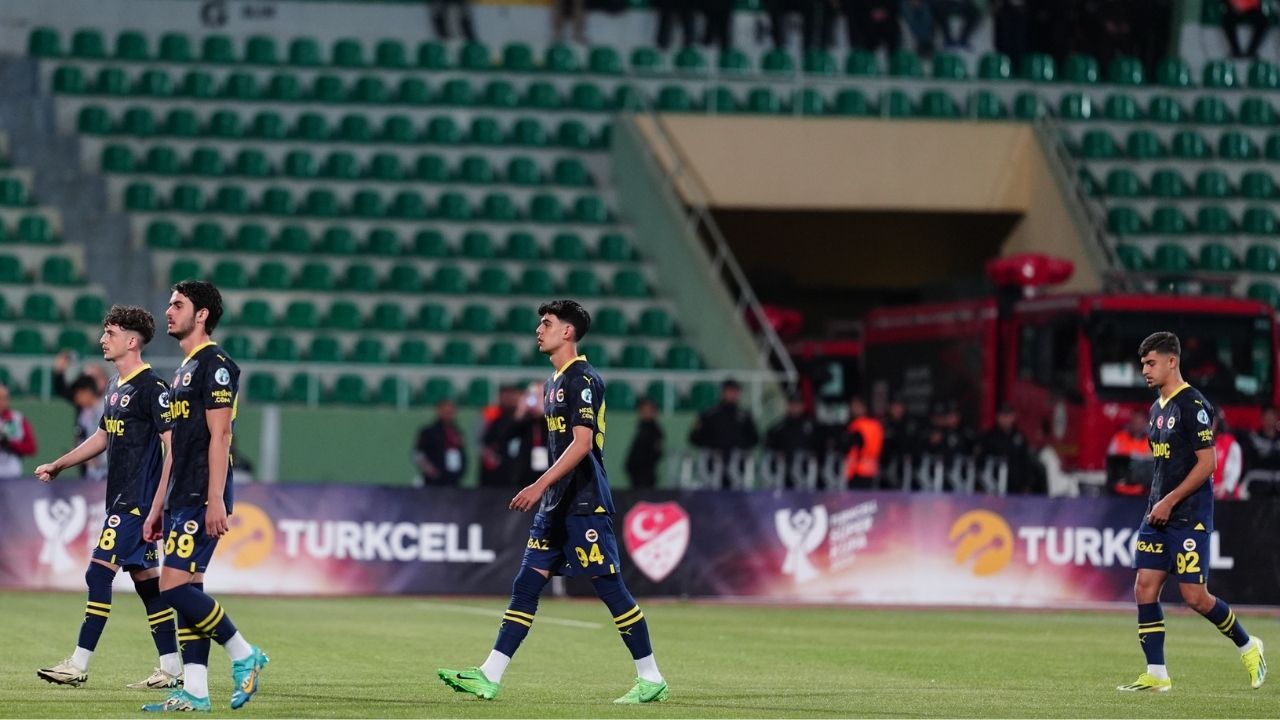 Süper Kupa finali: Fenerbahçeli futbolcular 3. dakikada sahayı terk etti