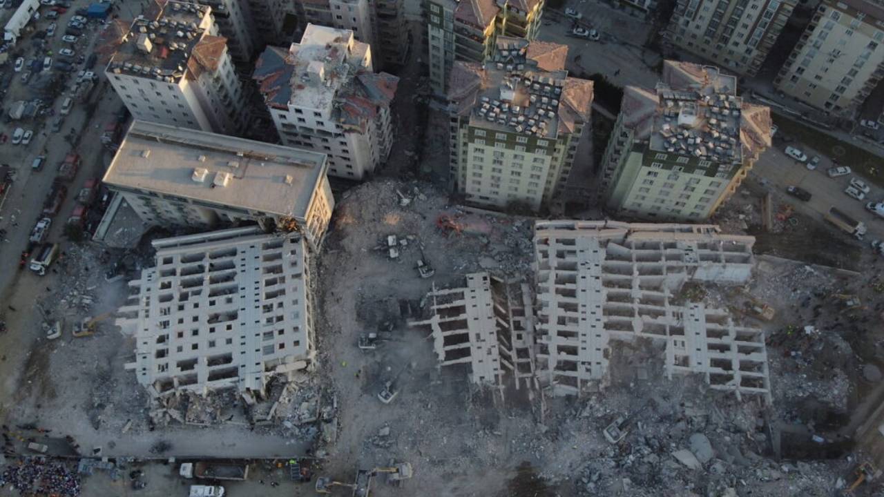 54 kişi hâlâ kayıp: Depremde yıkılan Rönesans'ın enkazında arama yapılacak