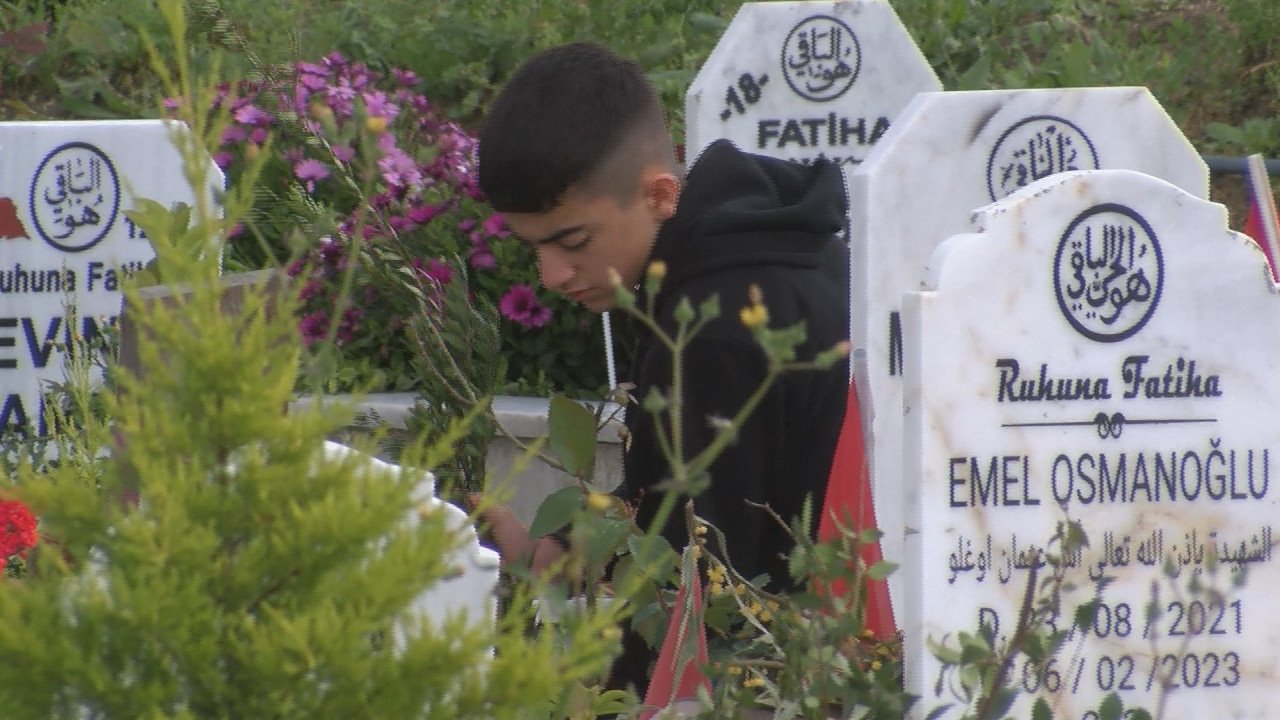 Depremin vurduğu illerdeki mezarlıklarda hüzünlü bayram ziyareti