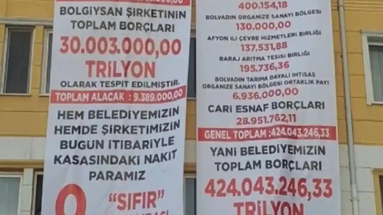 MHP'li başkan AKP'li eski başkandan devraldığı borçları belediye binasına astı