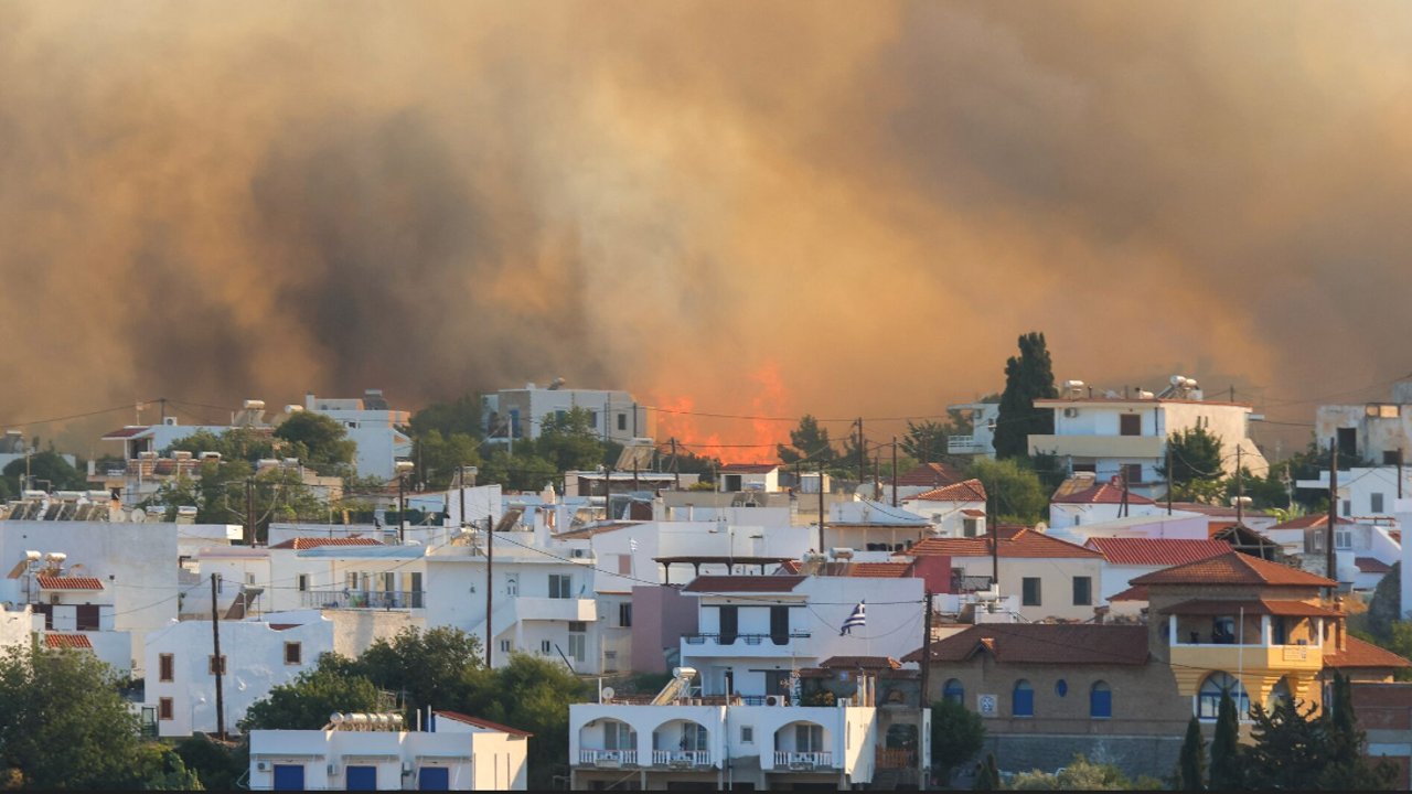 Bir ilk: Yunanistan'da yangın mağduru turistlere 'bedava' tatil