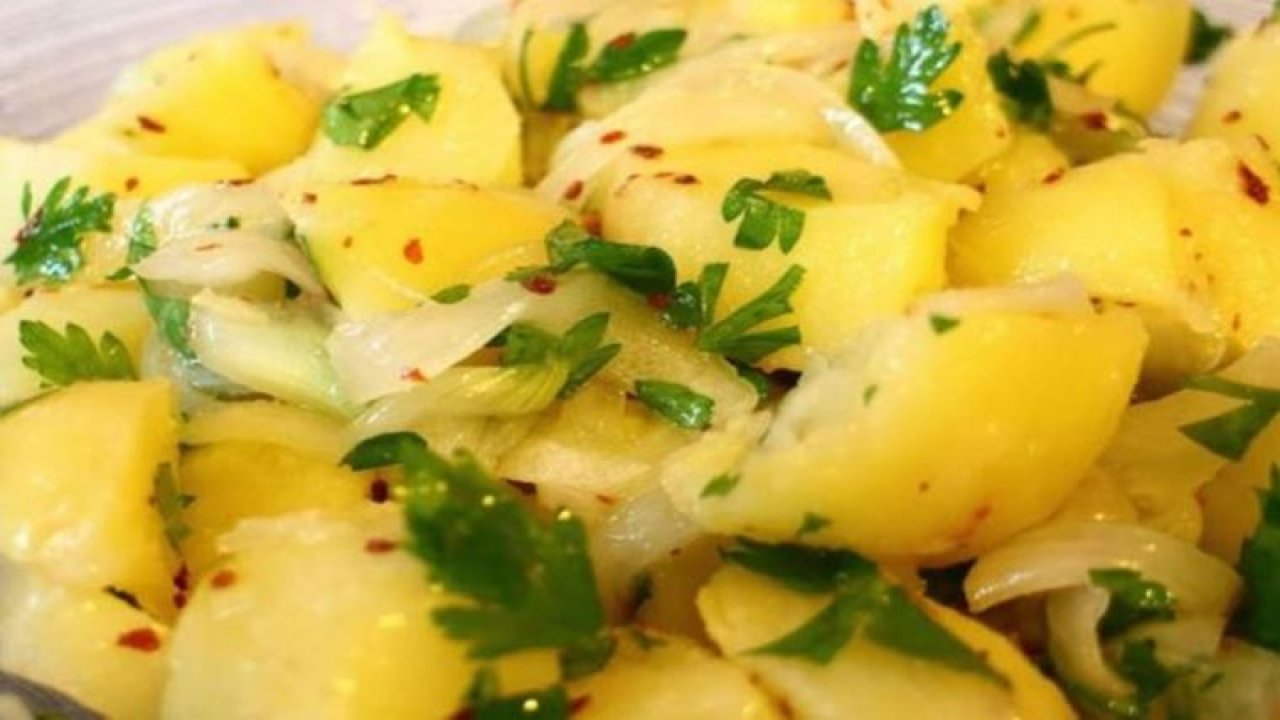 Patates salatasının çok daha lezzetli olmasını sağlıyormuş; Hazırlarken bilmeniz gereken tüyo