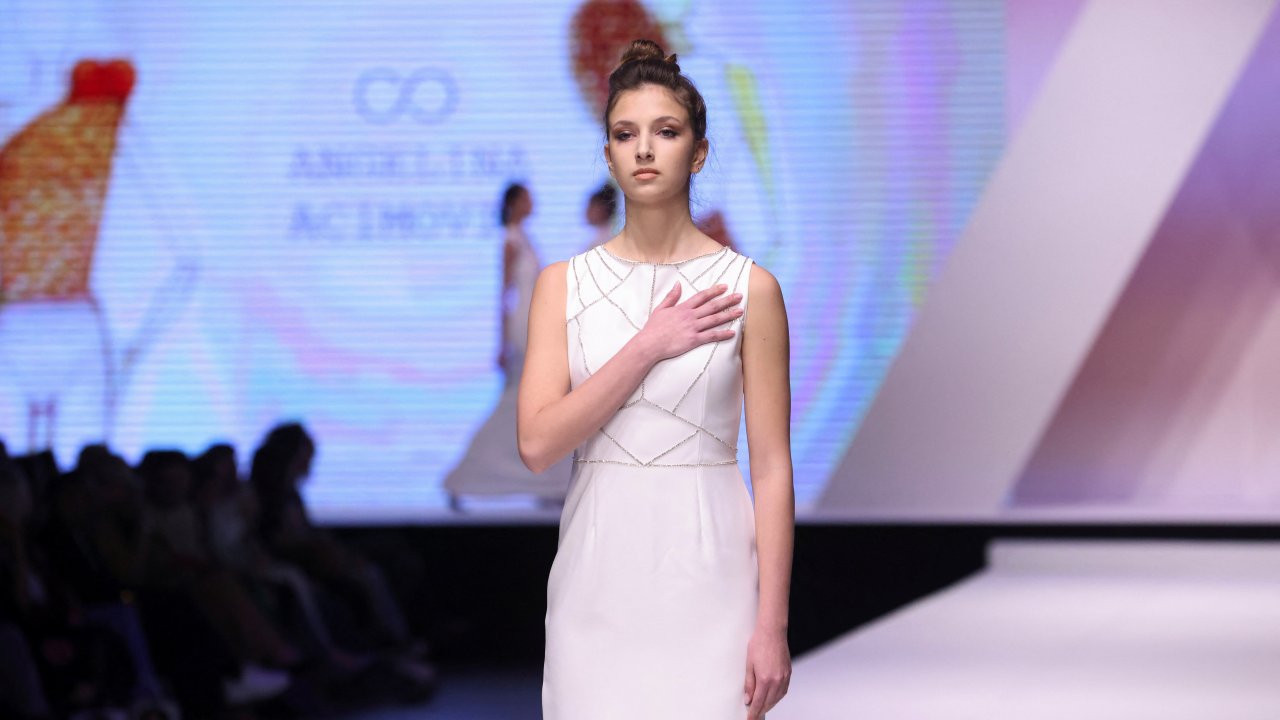 Sırbistan, okul katliamında öldürülen Acimovic'i Dior tasarımlarıyla andı