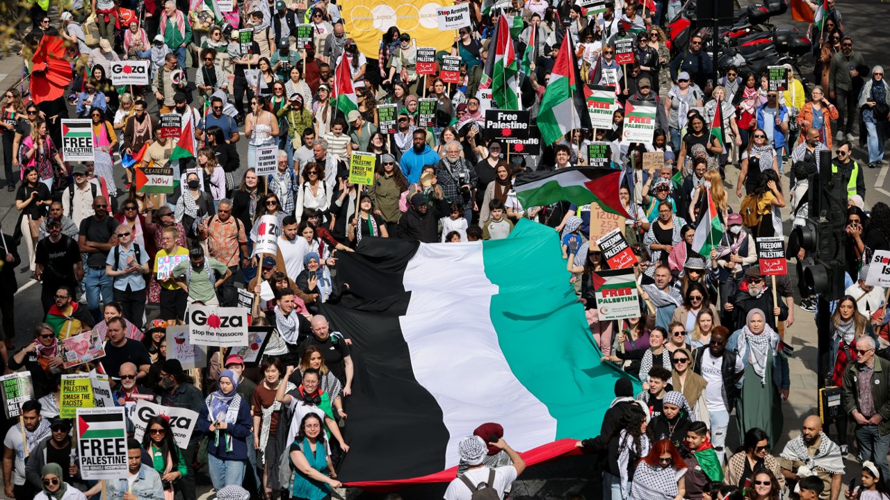 Londra'da on binler Filistinliler için sokakta: İsrail'e silah satışına son verilsin