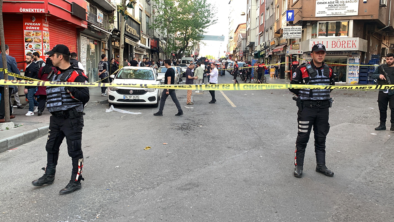 Beyoğlu'nda silahlı saldırı: Bir ölü, dört yaralı