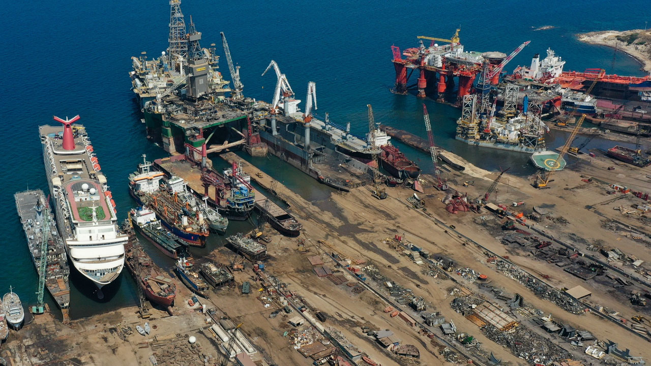 Greenpeace daha önce asbest uyarısı yapmıştı: İtalyan donanmasına ait gemiler İzmir'e demirledi