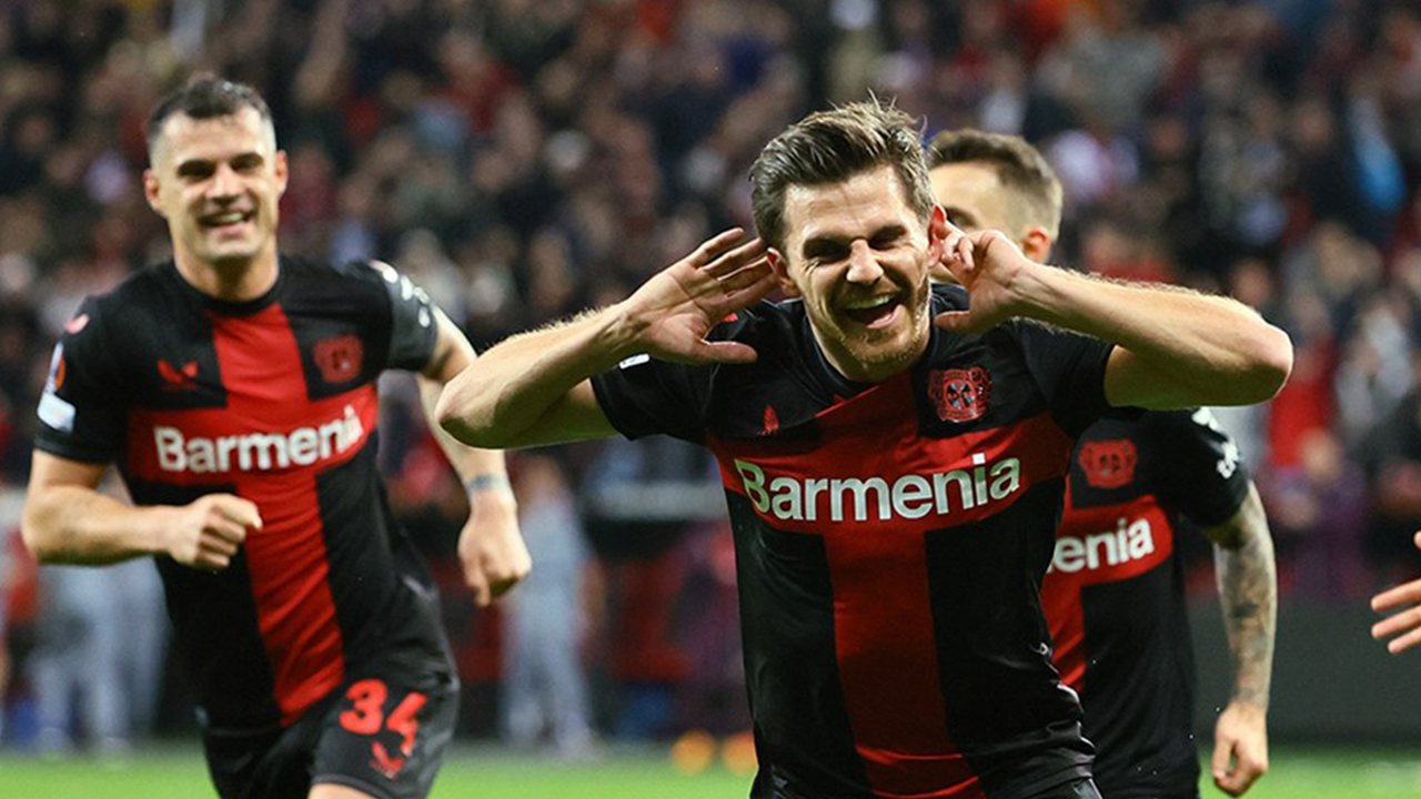 Leverkusen 119 yıllık tarihinin ilk şampiyonluğunu garantiledi